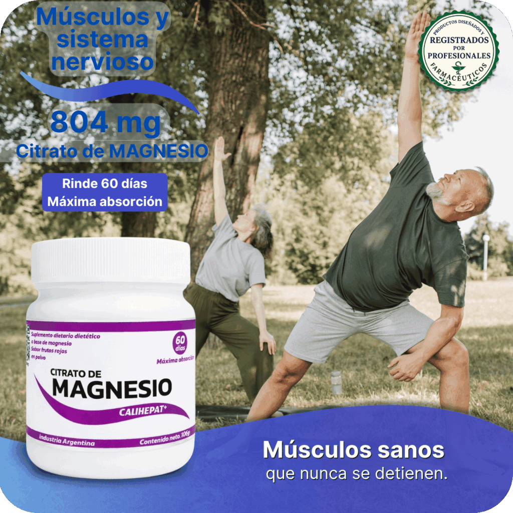 Pareja de adultos mayores haciendo estiramientos de yoga al aire libre en un parque junto a un frasco de Citrato de Magnesio en polvo de Calihepat. Texto: Músculos y sistema nervioso, 804 mg Citrato de Magnesio, Rinde 60 días, Máxima absorción, Músculos sanos que nunca se detienen