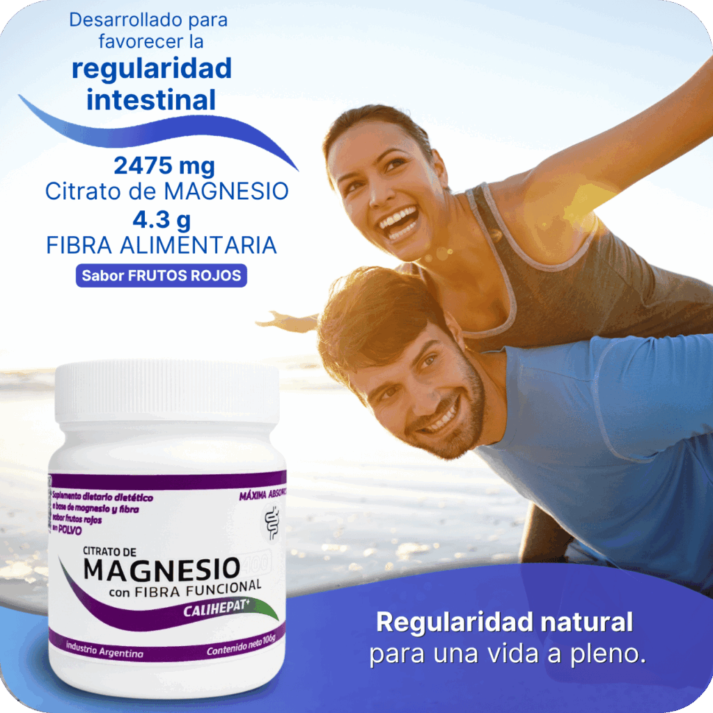 Pareja joven divirtiéndose sonriente en la playa con el mar de fondo, junto a un frasco de Citrato de Magnesio con Fibra Funcional sabor frutos rojos de Calihepat. Texto: Desarrollado para favorecer la regularidad intestinal, 2475 mg Citrato de Magnesio, 4.3 g Fibra Alimentaria, Sabor Frutos Rojos, Regularidad natural para una vida a pleno